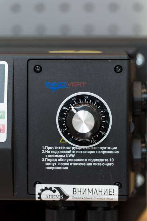 ADEMS Tesar L915 Inverter - станок ленточно-шлифовальный универсальный (гриндер) для заточки ножей, столярного, садового инструмента ADEMS Tesar L915 Inverter - станок ленточно-шлифовальный универсальный (гриндер) для заточки ножей, столярного, садового инструмента